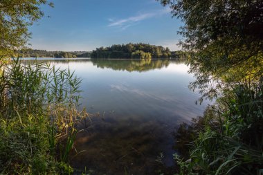 İngiltere'de küçük bir göl üzerinde göster.