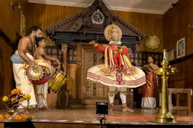 Fort Kochi, Hindistan 16 Kasım 2017: A Kathakali performans. Geleneksel Hindu Cochin Hindistan'da gerçekleştirilen oynamak.