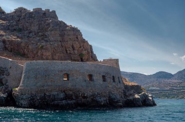 Spinalonga Island, tarihsel arka plan köyde Plaka ile Ne Girit'te cüzam kolonisi terk.