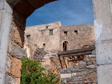 Spinalonga Island, tarihsel terk edilmiş cüzam kolonisi Ne Girit'te terk edilmiş binalarda