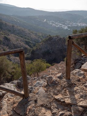 Ünlü Milatos mağara Ne Girit, Yunanistan'ın dağ yolu.