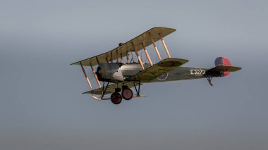 Biggleswade, İngiltere - 6 Mayıs 2018: 1918 Avro 504k vintage uçak uçuş