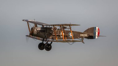 Biggleswade, İngiltere - 6 Mayıs 2018: A Dünya Savaşı 1 vintage 1917 Bristol F2.b avcı bombardıman uçağı uçuş Shuttleworth toplama.