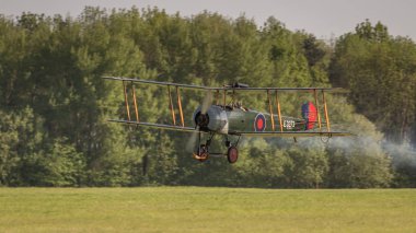 Biggleswade, İngiltere - 6 Mayıs 2018: 1918 Avro 504k vintage uçak uçuş