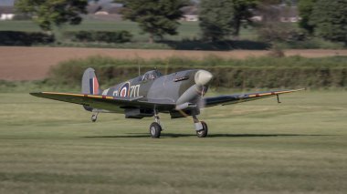 Biggleswade, İngiltere - 6 Mayıs 2018: A Supermarine Spitfire vintage Dünya Savaşı iki İngiliz savaş uçağı uçuş
