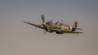 Biggleswade, İngiltere - 6 Mayıs 2018: A Supermarine Spitfire vintage Dünya Savaşı iki İngiliz savaş uçağı uçuş
