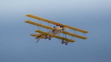 Biggleswade, İngiltere - 6 Mayıs 2018: A uçan kopyası Avro Triplane 1910 yılında uçuş Shuttleworth toplama.