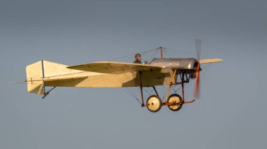 Biggleswade, İngiltere - 6 Mayıs 2018: A uçan uçuş Shuttleworth toplama bir Deperdussin1910 kopyası.