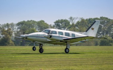 Biggleswade, İngiltere - 6 Mayıs 2018: Piper Pa-31 Navajo uçak Havaalanı'nda açılış