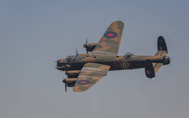 Biggleswade, İngiltere - 6 Mayıs 2018: bir Avro Lancaster vintage Dünya Savaşı iki bombardıman uçağı uçuş