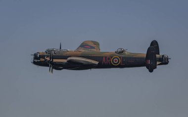 Biggleswade, İngiltere - 6 Mayıs 2018: bir Avro Lancaster vintage Dünya Savaşı iki bombardıman uçağı uçuş