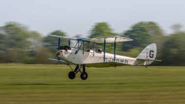 Biggleswade, İngiltere - 6 Mayıs 2018: Havaalanı'nda açılış bir 1928 De Havilland Dh60x güve vintage çift kanatlı