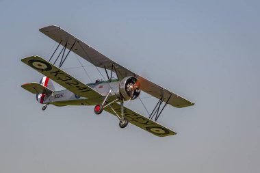 Biggleswade, İngiltere - 6 Mayıs 2018: 1931 Avro öğretmen vintage uçak uçuş