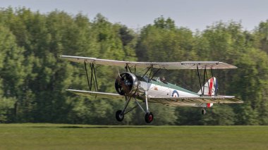 Biggleswade, İngiltere - 6 Mayıs 2018: 1931 Avro öğretmen vintage uçak uçuş