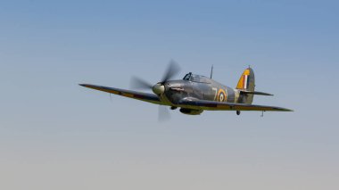Biggleswade, İngiltere - 6 Mayıs 2018: A Hawker kasırga vintage uçak uçuş