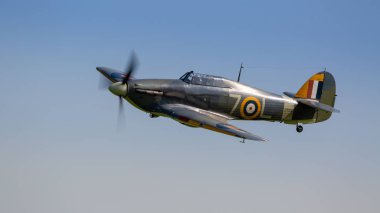 Biggleswade, İngiltere - 6 Mayıs 2018: A Hawker kasırga vintage uçak uçuş