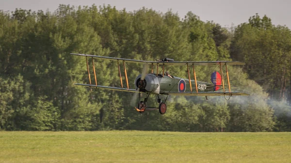 Biggleswade, İngiltere - 6 Mayıs 2018: 1918 Avro 504k vintage uçak uçuş