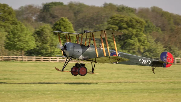 Biggleswade, İngiltere - 6 Mayıs 2018: 1918 Avro 504k vintage uçak uçuş
