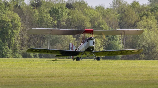 Biggleswade, İngiltere - 6 Mayıs 2018: 1931 Dh82a kaplan güve, uçuş Shuttleworth koleksiyon hazırlıyor ait