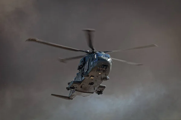 Royal Navy Merlin helicopter during attack simulation — Stock Photo, Image