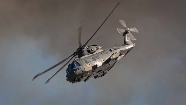 Royal Navy Merlin helicopter during attack simulation — Stock Photo, Image