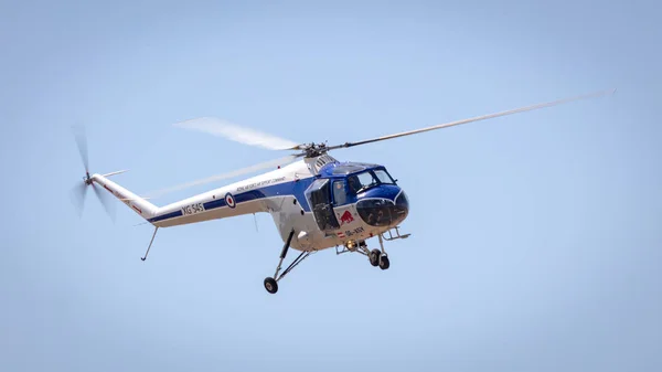 Red Bull BRISTOL 171 SYCAMORE vintage helicopter — Stock Photo, Image