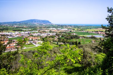 Mount Conero panoramik manzaralı; İtalya, Adriyatik Denizi üzerinde yer alan bir promontory.