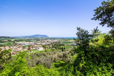Mount Conero panoramik manzaralı; İtalya, Adriyatik Denizi üzerinde yer alan bir promontory.