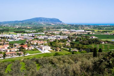 Mount Conero panoramik manzaralı; İtalya, Adriyatik Denizi üzerinde yer alan bir promontory.
