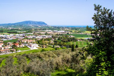 Mount Conero panoramik manzaralı; İtalya, Adriyatik Denizi üzerinde yer alan bir promontory.
