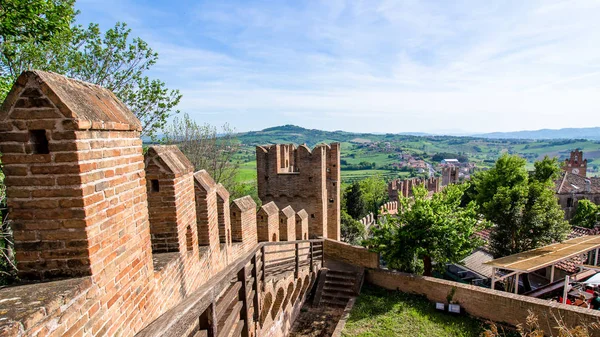 イタリア中世のグラダーラ城からの風景します — ストック写真