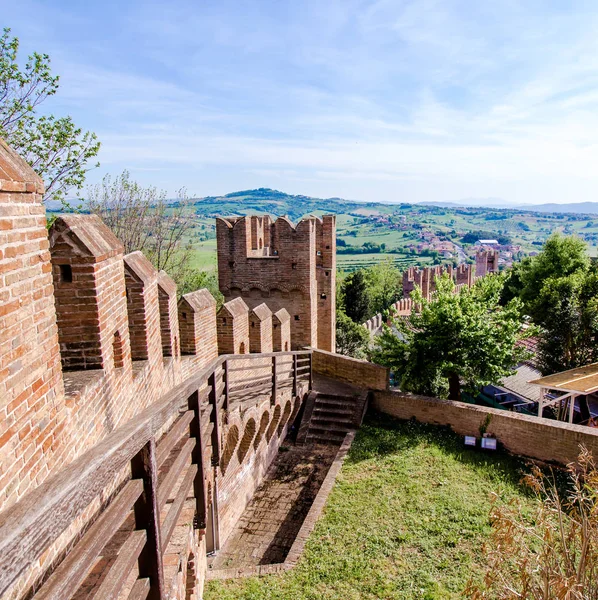 イタリア中世のグラダーラ城からの風景します — ストック写真