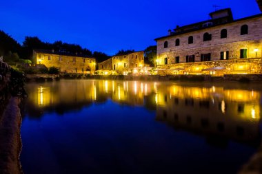Bagno Vignoni, akşamları, İtalya Toskana, bir ortaçağ köyü antik termal banyo