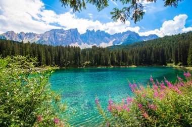 Karersee güzel görünümü (İtalyanca: Lago di Carezza): South Tyrol, İtalya için Dolomites gölüdür