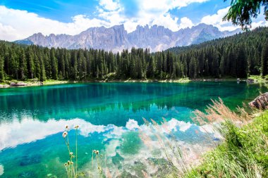 Karersee güzel görünümü (İtalyanca: Lago di Carezza): South Tyrol, İtalya için Dolomites gölüdür