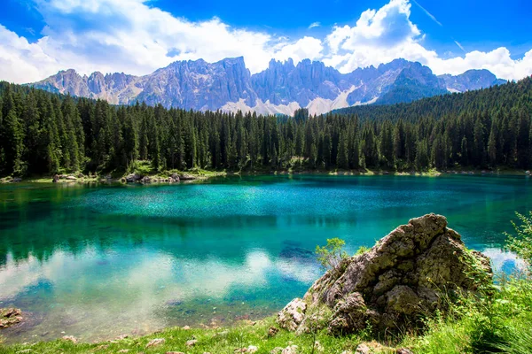 Schöner Blick Auf Den Karersee Italienisch Lago Carezza Ist Ein — Stockfoto