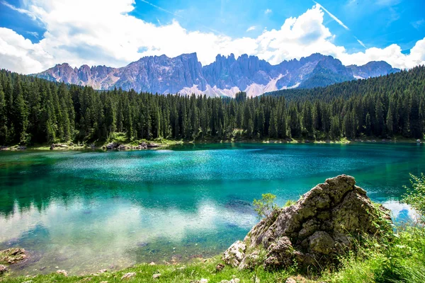 Karersee 的美丽的看法 意大利语 Carezza 是湖在白云岩在南蒂罗尔 意大利 — 图库照片