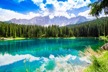 Karersee güzel görünümü (İtalyanca: Lago di Carezza): South Tyrol, İtalya için Dolomites gölüdür