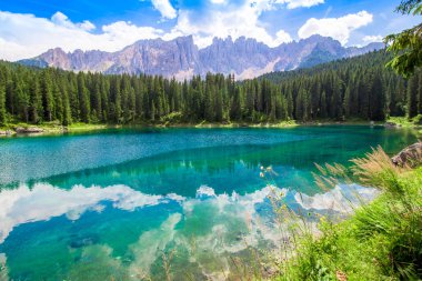 Karersee güzel görünümü (İtalyanca: Lago di Carezza): South Tyrol, İtalya için Dolomites gölüdür