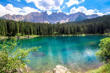 Karersee güzel görünümü (İtalyanca: Lago di Carezza): South Tyrol, İtalya için Dolomites gölüdür