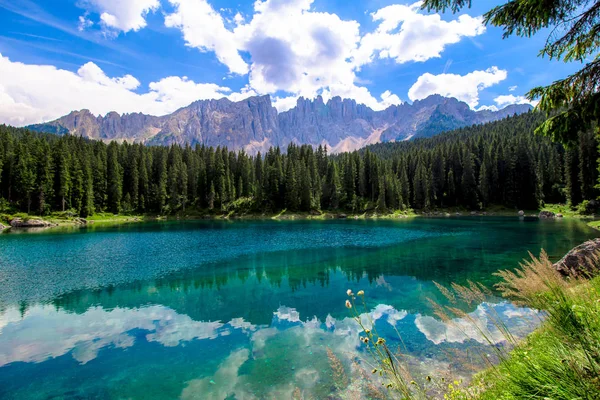 Schöner Blick Auf Den Karersee Italienisch Lago Carezza Ist Ein — Stockfoto