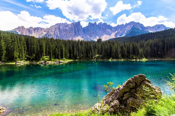 Όμορφη Θέα Από Karersee Ιταλικά Lago Carezza Είναι Μια Λίμνη — Φωτογραφία Αρχείου