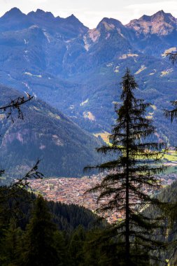 Havadan görünümü Predazzo, Val di Fiemme bir köyde. İtalya
