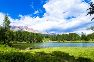 San Pellegrino Gölü, San Pellegrino Geçidi. İtalyan Dolomitleri 'nde yüksek bir dağ geçidi.
