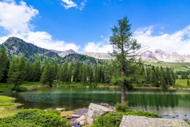 San Pellegrino Gölü, San Pellegrino Geçidi. İtalyan Dolomitleri 'nde yüksek bir dağ geçidi.