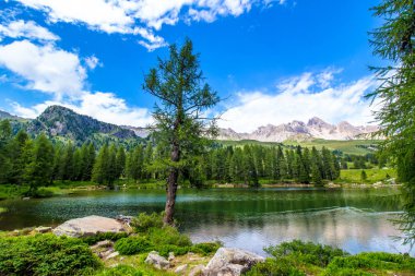 San Pellegrino Gölü, San Pellegrino Geçidi. İtalyan Dolomitleri 'nde yüksek bir dağ geçidi.