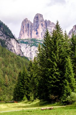 Lavaredo, İtalya'nın üç doruklarına güzel manzara