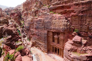 Havadan görünümü manastır bir bina kaya antik Petra, Jordan oyulmuş