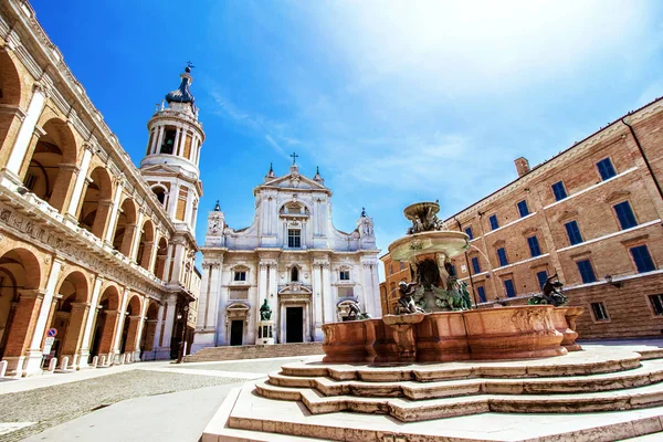 Basilica della Santa Casa (İngilizce: kutsal evine bazilika) bir mabet Marian hac Loreto, İtalya.