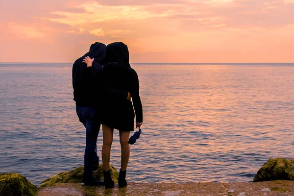 Paar Liefhebbers Met Capuchon Het Hoofd Kijkt Naar Zee Regen — Stockfoto